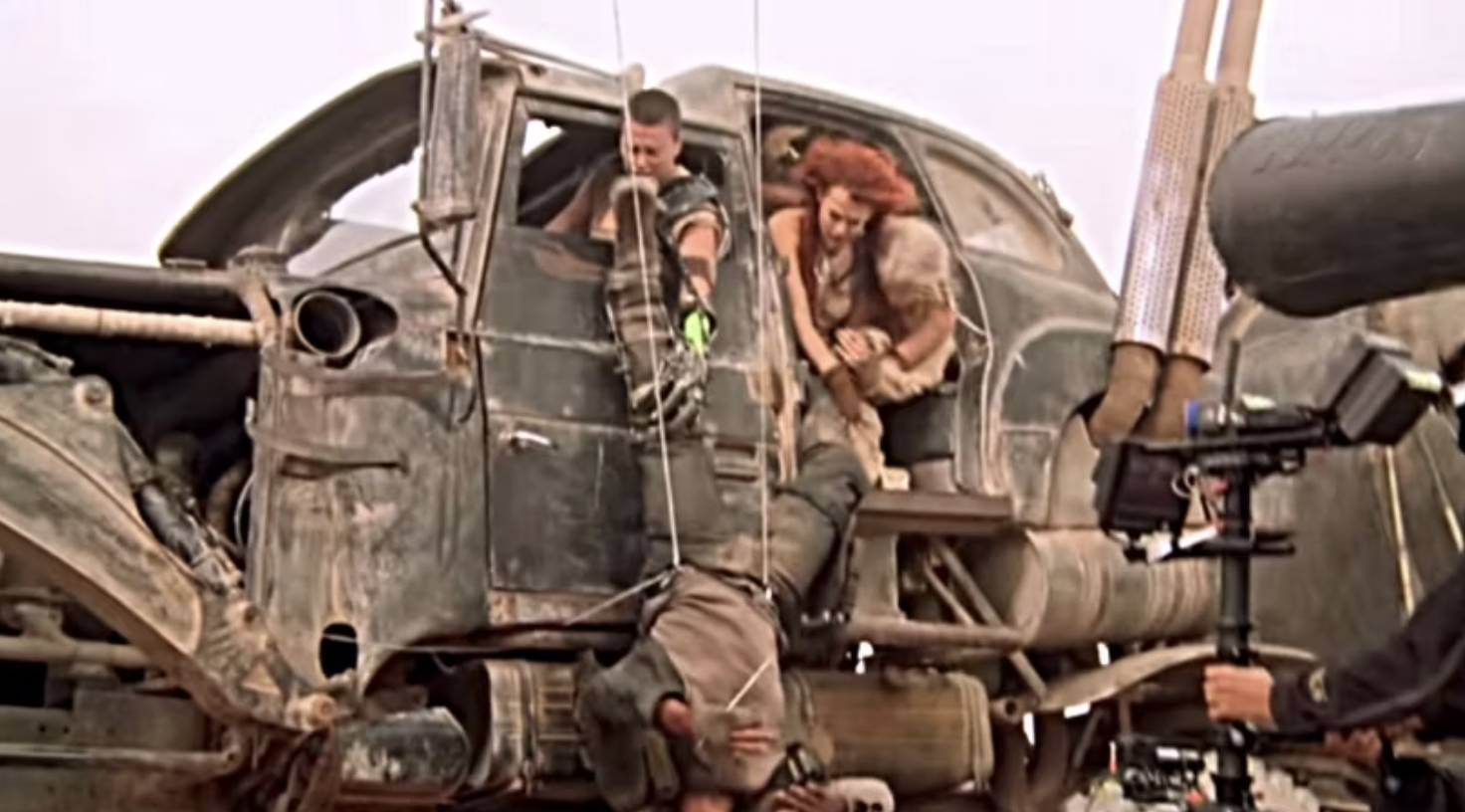 44 Behind-the-Scenes Moments in Mad Max Movies Where You Can Just Smell the Gasoline